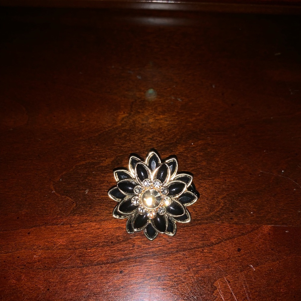 Black Flower ring with stretchy band - Picture 2 of 4